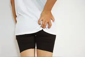 女性在小便后，该用纸巾擦还是湿巾擦？可能不少人做错了图片