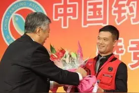 钓王邓刚：钓到100斤巨青，带货1.6亿，跨界约刘德华一起钓鱼图片