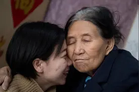 山西奶奶25年前捡拾1独臂女婴，拾荒抚养，如今女孩感动中国图片