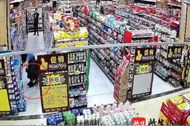 女友穿裙子遭人偷拍，被男友抓个正着！一翻偷拍者手机大量裙底照片图片