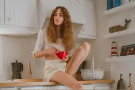 自带文艺气息的西班牙博主“氛围感美女”穿衣指南图片