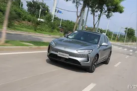 动力十足的增程式SUV 试驾赛力斯华为智选SF5图片