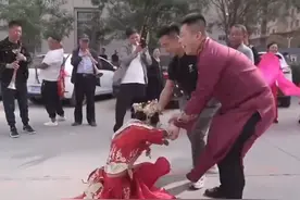 笑哭！陕西一新娘为躲婚闹飞速冲刺回家，亲朋好友都没反应过来图片