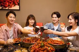 人到中年，如果你还在参加这5种无效饭局，说明你活得很迷茫图片