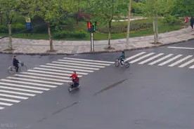 大同：电动车逆行，女孩被撞掉9颗牙，负全责......图片