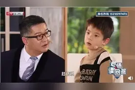 嗯哼在校被起外号“肚脐眼”，杜江机智回应，打消儿子坏情绪图片