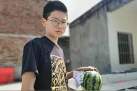 四川14岁初中生，玩扑克牌赚了几十万，上过央视，被称李小龙第二图片