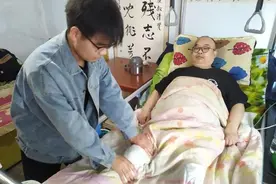 6岁就成了家里“顶梁柱”！河南少年带着瘫痪爸爸上大学：爸爸是我的精神支柱和力量源泉图片