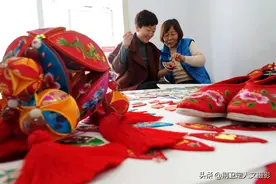 6旬农民大姐有绝活，用216布片绣出大绣球，2万元不卖咋回事图片