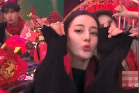 迪丽热巴和黄景瑜晚会同台，热巴心情大好，黄景瑜为避嫌不同框图片