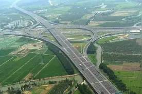 广深之间一条“悠闲”的高速公路，双向八车道，却没有多少车行驶图片