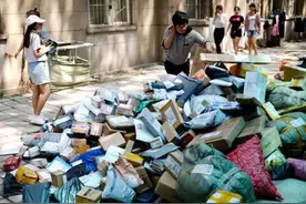 小区快递堆积成山，快递小哥为何频频跑路？图片