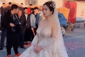 新娘穿“无痕暗纹婚纱”走红网络，新郎更是惹人羡慕图片