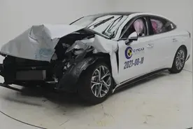 现代索纳塔碰撞测试A柱弯折，全球新平台下车身钢材强度仍缩水？图片