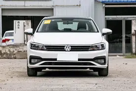 特宽特大的德系紧凑三厢家轿，油耗表现不输日系车，实拍大众凌渡图片