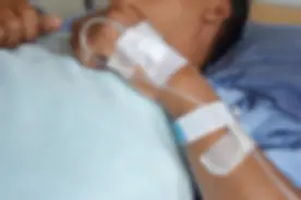 40岁单亲爸爸腹痛一拖再拖，如今确诊肝癌晚期，剩下2个小孩图片