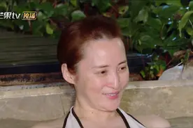 《妻子5》全员素颜泡温泉蒋勤勤面色红润，没想到刘涛素颜这么黑图片