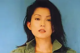 被遗忘的女神：与成龙传绯闻，52岁仍单身，她才是真正的悲情美人图片