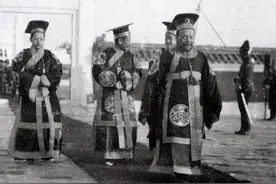 1982年，四川农民在深山里“称帝”，霸占当地妇女为“皇后”图片