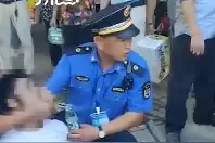 暖心 2名城管悉心救助中暑农民工   蹲地喂水扇扇子图片