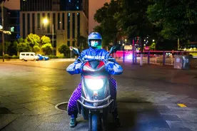 52岁母亲成骑手界“王者”，工作5年无休息！这才是真女神图片