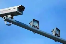 货车高速路上违章被抓拍 司机举锤砸电子监控设备图片
