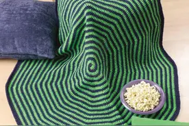 一组盖毯，钩针钩编，条纹同心形、方格和祖格图案，漂亮实用图片