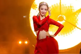 新疆四美佟丽娅担任《舞蹈生》导师，身穿镂空装表演火辣蛇腰舞图片