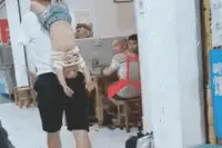 搞笑GIF段子：爸爸带孩子，不死就好图片