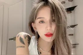 网红王逗逗恋人遭连环车祸，满脸鲜血身上多处缝针，画面触目惊心图片