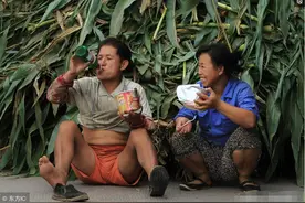 8对民工夫妻的生活场景图，夫妻同心，苦日子同样能过得甜蜜图片