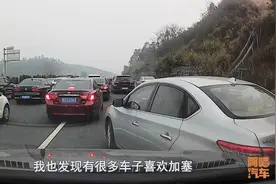 开车被人加塞，没刹住车撞上去了，到底算谁的责任？图片