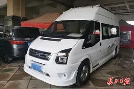 开车容易停车难，房车营地停一晚要200元，市民：能多建点房车停车场吗？图片