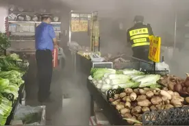 香洲一超市起火，员工却不会用灭火器，关键时刻三位救星来了！图片