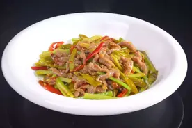 学会这样做泡椒烧牛肉，香气四溢超美味，隔壁小孩馋得想要流口水图片