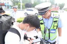 邯郸骑电动车的注意啦，骑电动车要带头盔图片