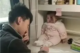 哥哥做作业把妹妹当“吉祥物”，网友：妹妹的表情太有趣了图片