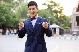 “嘎子哥”谢孟伟一家四口逛商场，妻子肤白貌美，腿比丈夫还长图片