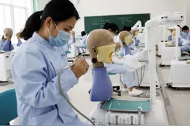 “三无”家庭出身的学生，尽量别报考医学专业，毕业可能很难就业图片