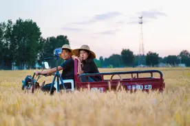 做过外卖会开拖拉机，豫北95后网红父女“家里蹲”脱贫，粉丝百万图片