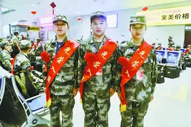 三胞胎圆梦军旅图片