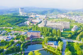 一眼温泉成就了方圆几十里的度假区，这里的悠闲生活，真的带劲图片
