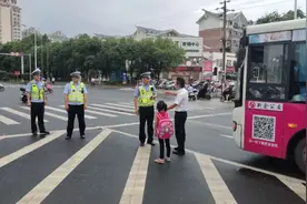 暖心！萌娃坐车错过站，新余交警护送到校！图片