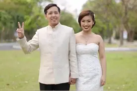 新娘翻看丈夫儿时照片，竟然发现自己早在30年前就被“一吻定情”图片