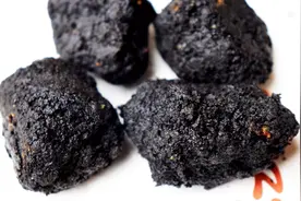 这是我吃过颜色最黑的鸡块，黑的像木炭，9块钱4个，到底值不值？