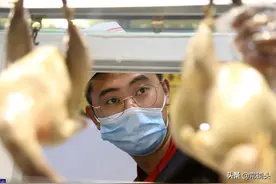 小伙卖桶子鸡6年练成快刀绝技，一分钟把鸡切100块，如今买房买车图片