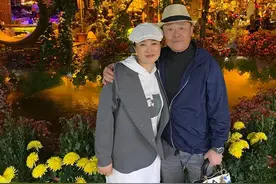 周立波又带妻子出游，贴心帮老婆提包，今住豪宅频玩乐生活惬意图片