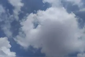 农村老人夏季不使用空调和电扇，住在半地下室里过夏季图片