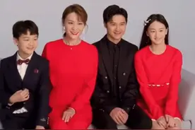 田亮妻子晒全家福，一家4口共用一张脸，12岁森碟腿长似1米多图片