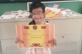 幼儿园给孩子颁发奖状，妈妈逢人炫耀，网友："看清楚字再说"图片